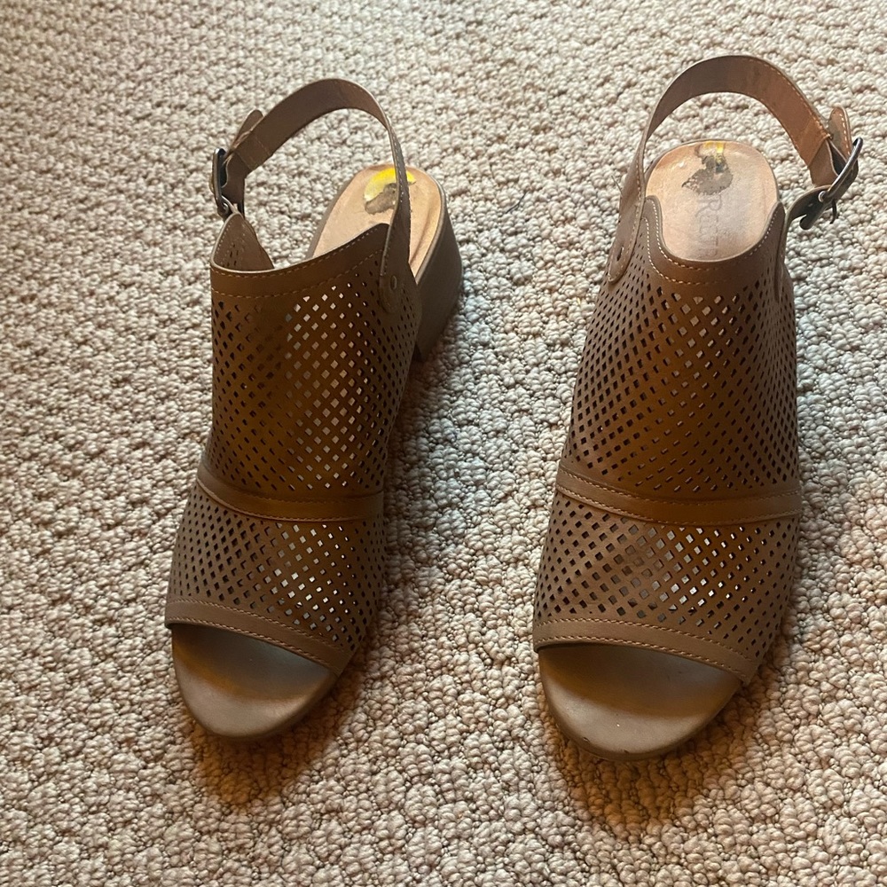 Stacked heel open toe taupe sandals size 9